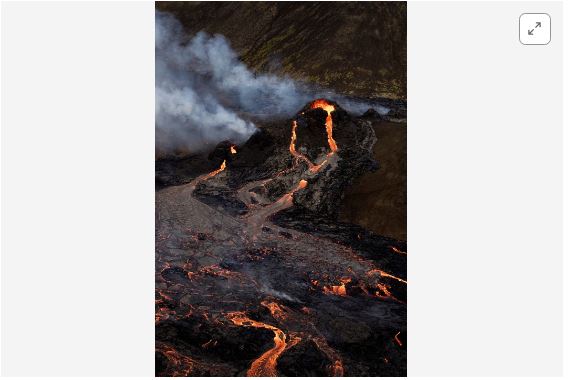 گردشگران برای گرفتن عکس، فیلم های فوران های ایسلند رقابت می کنند